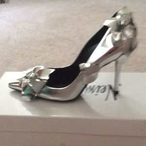 Elegant Roger Vivier evening pumps
Brand new